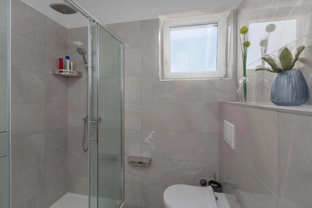 Villa Camelia 0*, Tar-Vabriga